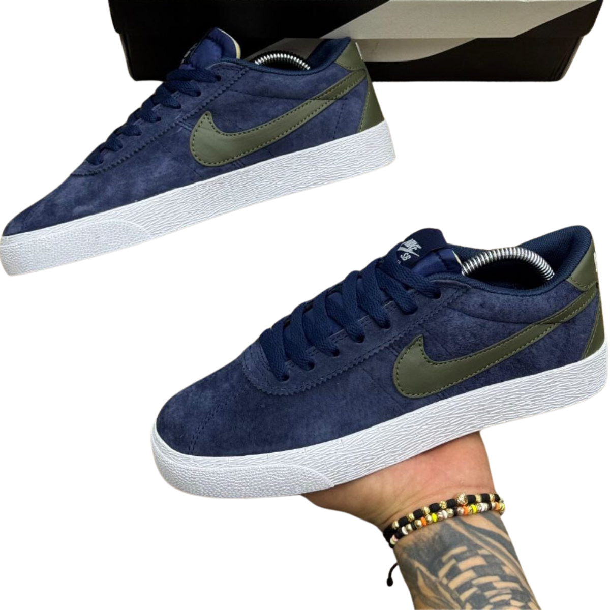 Nike SB Bruin Low Hombre: El Estilo Clásico con Toque Moderno  Los Nike SB Bruin Low Hombre son más que solo unas zapatillas. Con su diseño clásico y comodidad inigualable, se han convertido en la opción favorita para los amantes del skate y el estilo casual. En Onlineshoppingcenterg, sabemos que buscas lo mejor, y por eso te ofrecemos esta increíble colección que combina estilo, rendimiento y durabilidad. ¿Por qué elegir los Nike SB Bruin Low Hombre?  Si estás buscando zapatillas que te ofrezcan un rendimiento superior sobre la tabla y un look versátil fuera de ella, los Nike SB Bruin Low Hombre son ideales para ti. Estos tenis cuentan con una silueta clásica inspirada en los modelos de los 70, pero con tecnología moderna para ofrecerte comodidad y soporte en cada movimiento. Características Clave de los Nike SB Bruin Low Hombre      Comodidad asegurada: Con una suela flexible y un ajuste preciso, los Nike SB Bruin Low Hombre te permiten moverte con total libertad. La tecnología de amortiguación es perfecta para absorber impactos y proteger tus pies durante largas sesiones de skate.     Durabilidad: La parte superior de cuero o ante proporciona resistencia al desgaste, lo que convierte a estos tenis en una opción excelente para quienes buscan un calzado duradero.     Estilo icónico: El diseño clásico con el Swoosh de Nike en el lateral mantiene un look atemporal que nunca pasa de moda. Puedes combinarlos fácilmente con cualquier atuendo casual.  Comparando con Otros Modelos Nike Bruin  Es posible que te preguntes en qué se diferencian los Nike SB Bruin Low Hombre de otros modelos como el Nike SB Bruin High o el Nike SB Bruin React. A continuación, te mostramos las principales diferencias: Nike SB Bruin High vs. Nike SB Bruin Low Hombre  Los Nike SB Bruin High tienen un diseño más alto, proporcionando mayor soporte alrededor del tobillo. Sin embargo, los Nike SB Bruin Low Hombre ofrecen más libertad de movimiento, lo que los convierte en una opción preferida para los skaters que buscan mayor flexibilidad y ligereza.